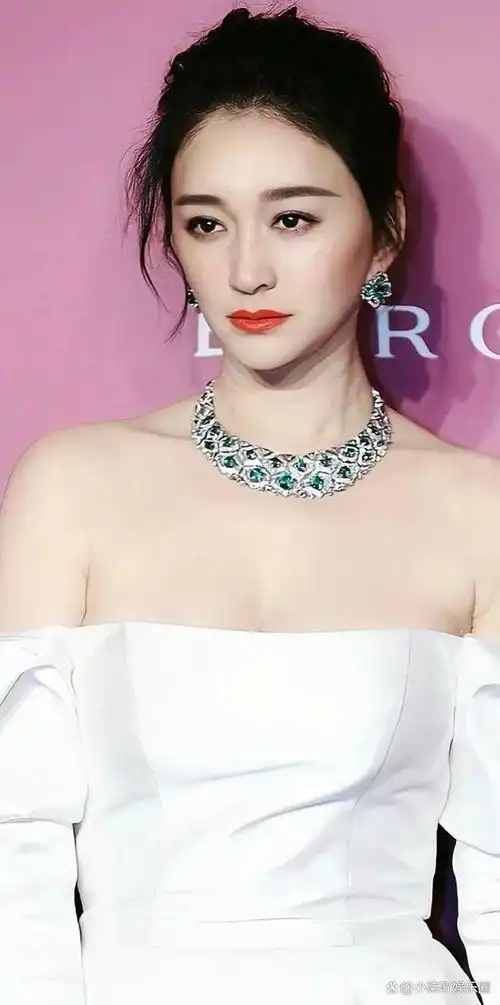 不得不说!李小冉真的是顶级魅力阿姨,看看她的完美身材吧!