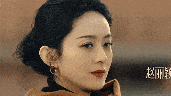 赵丽颖鱼尾纹暴露显衰老,喝酒对瓶吹,转型成熟女霸总