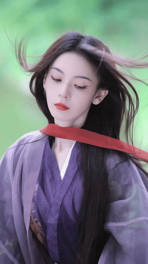 没想到外表温婉可爱的陈瑶将这套古装造型演绎出了江湖女侠的感觉,在