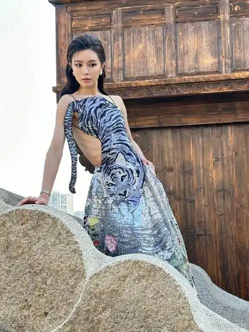 文咏珊天鹅颈遇天鹅#又解锁了文咏珊的另外一面,那么酷的造型,结挂换