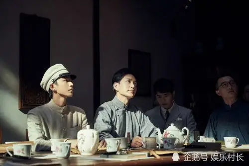 王俊凯工作室发《1921》剧照,多张有刘昊然,二人动作好磕_腾讯新闻