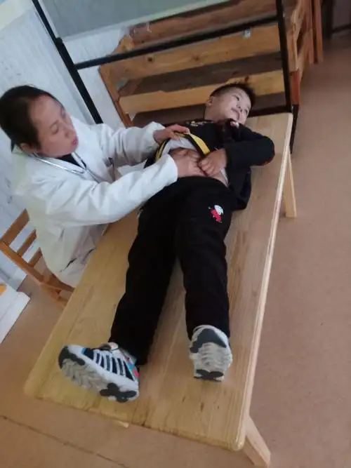 院的医生叔叔和医生阿姨到我们心萌芽幼儿园为小朋友们做健康体检啦!