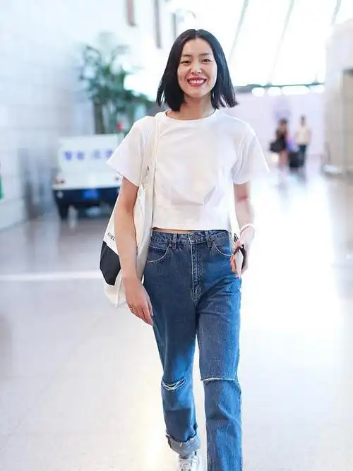 40岁秦海璐低调亮相,白上衣配蓝裤子清爽又时髦,好有夏天的感觉