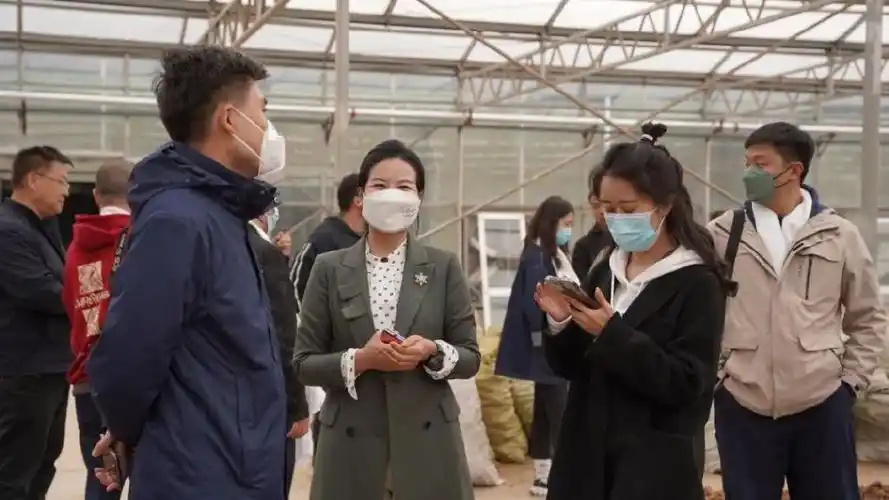 宣传部新闻处副处长蒲小平带领的由中央驻甘新闻单位,香港驻甘媒体