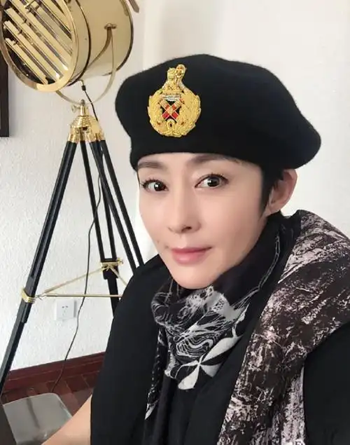 张敏看不出是69年的穿黑色皮衣一身机车女郎造型气质太高级