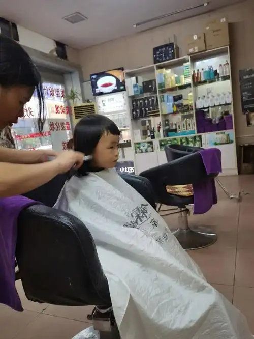 第一次在理发店剪头发,马上就要是幼儿园的小朋友了,希望你能喜欢接