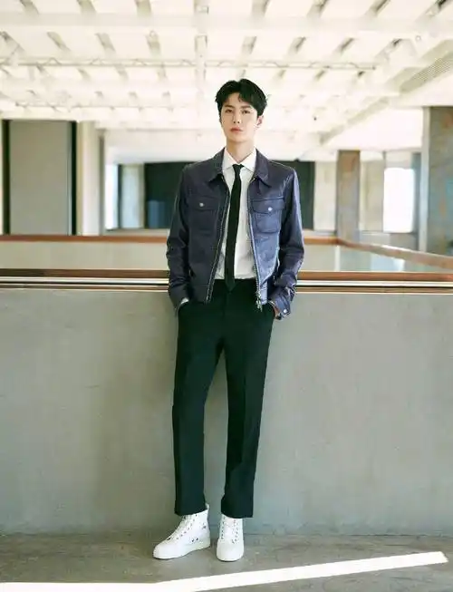 王一博走廊阳光大片,紫色皮衣优雅显活力,内搭白衬衫少年感十足