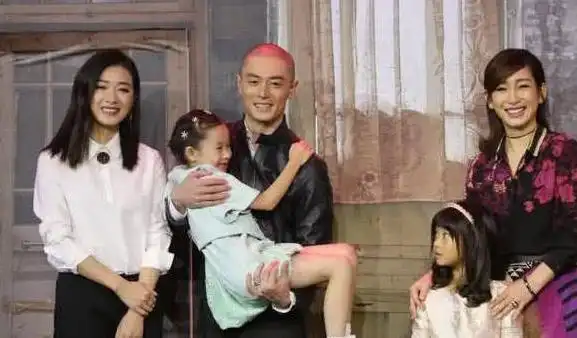 林心如一家三口度假,跟老公甜蜜撒糖,女儿戴万元手链肤白如藕