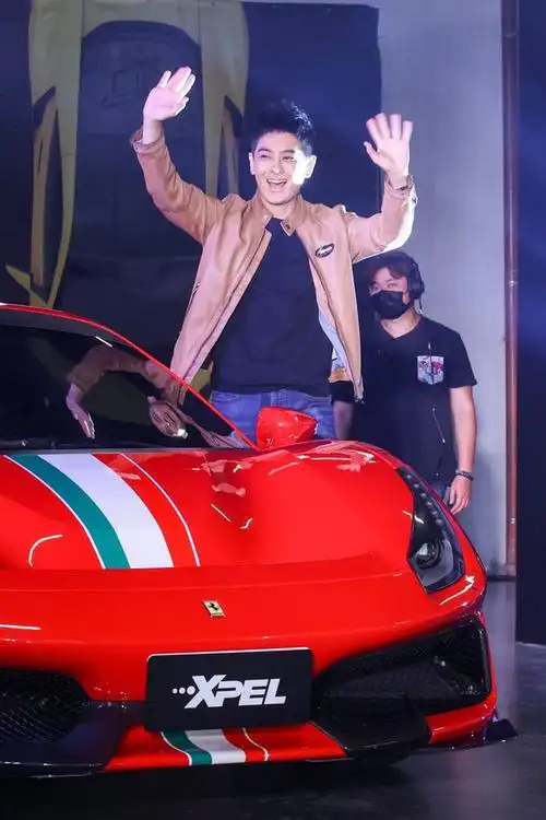 当天现身的林志颖一下子开出了家里的两辆价值千万的豪车,其中红色的