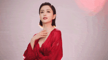 8月5日,佟丽娅代言的内衣品牌finelycup梵妳卡波在社交平台首发佟丽娅