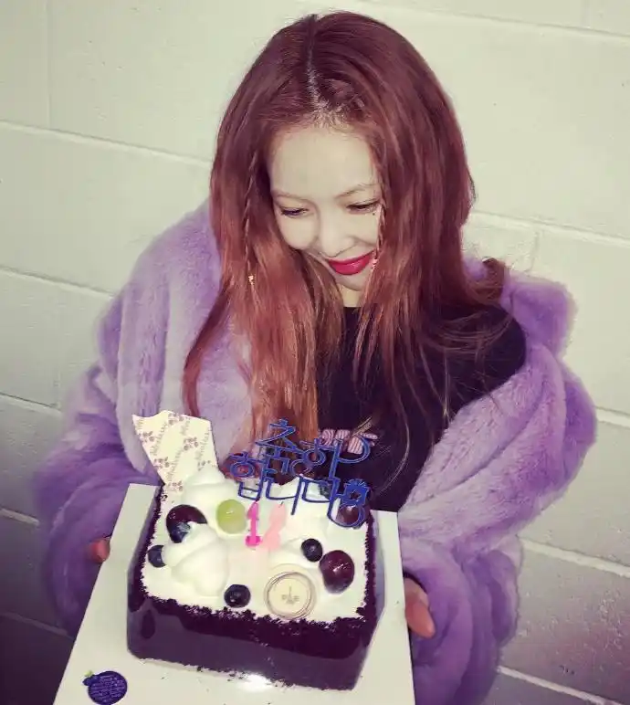 组图:泫雅生日捧蛋糕娇羞甜笑 超短裤秀美腿细腰酷劲十足_高清图集