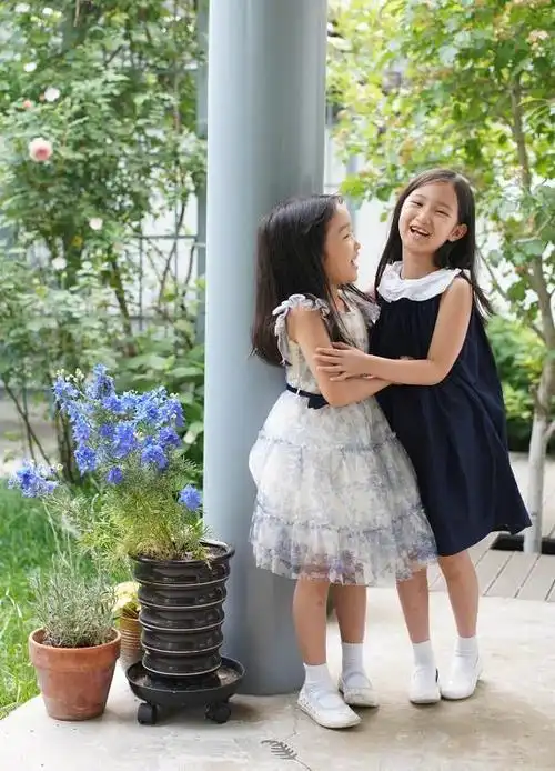 赵子琪时尚又精致,两个女儿穿花裙甜美可爱,衣品不比妈妈差