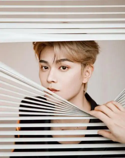 240122丁禹兮金色风采惊艳登场限定版造型捕获粉丝心