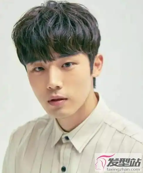 头发微卷的男生,很适合烫这款短发,眉上刘海让额头不突兀,简单的烫发