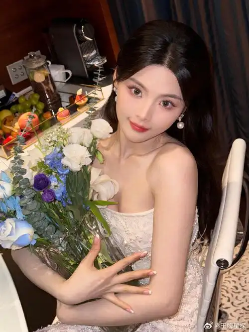 杨超越捧花头像