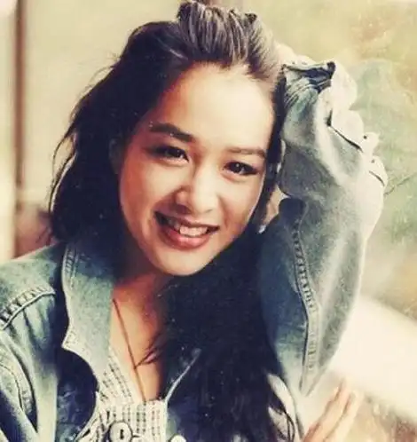 53岁钟丽缇状态好到认不出!大灯闪亮,身材不比身旁年轻人差!