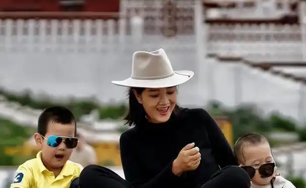 歌手降央卓玛:因丈夫高颜值倒追,婚后生3胎,如今怎么样了?