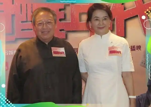 63岁胡慧中携夫出席活动,夫妻甜蜜恩爱,女神风采依旧美貌不改