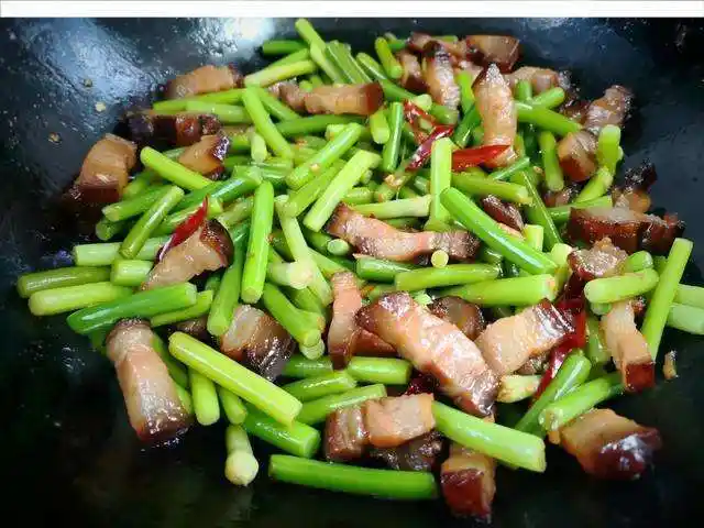 蒜苔炒腊肉,脆嫩爽口腊味醇香,简单易做,配上米饭,两碗都不够