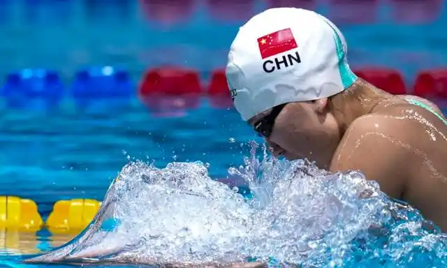 蛙泳腿部动作四步