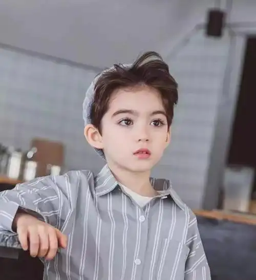 小男孩因太帅涨粉百万,看到他颜值后,网友上辈子拯救了银河系