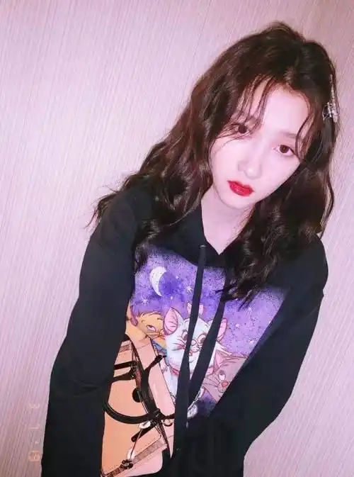 关晓彤刚陪鹿晗打完球,随后晒美照,粉红眼妆清纯可爱_照片_镜头_网友