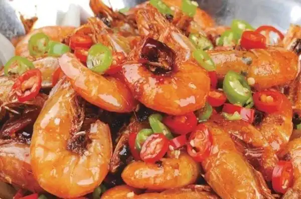 香喷喷的爆炒香辣虾,色泽红润,鲜香入味,让你连虾壳都不放过