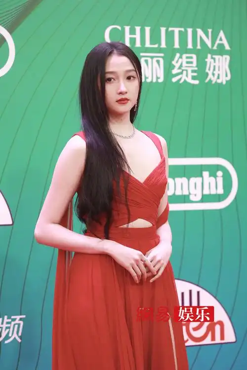 关晓彤红裙造型灾难,你觉得呢?