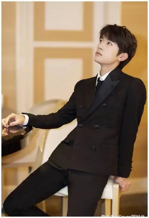 易烊千玺气场越来越强大,黑色西装禁欲感满满,妥妥的霸道总裁啊_衣服
