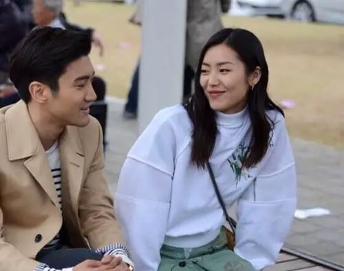 【图】崔始源刘雯私下照片曝光 昔日高冷国际超模变身害羞小妹妹