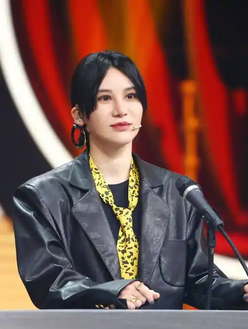 原许飞发文求放手,跪下自拍,有些东西看得见却无法解释_尚雯婕_音乐