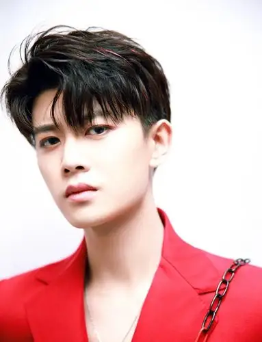 当红男星任嘉伦写真:英俊帅气,颜值在线!