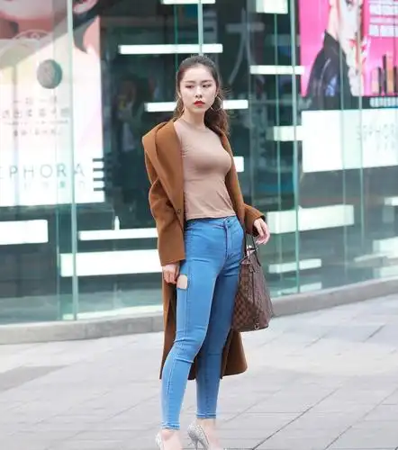 街拍小姐姐身材一级棒一身运动装凸显细腰翘臀你喜欢吗