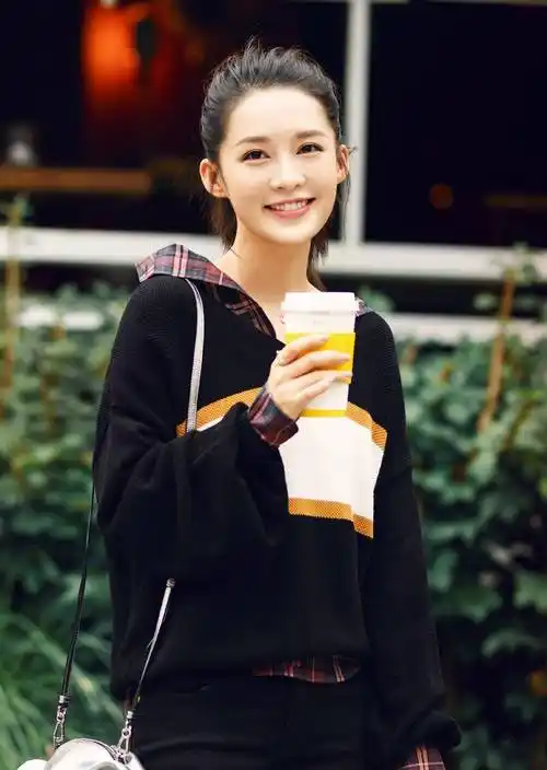 李沁的面相清秀,五官精美,在所有饰演军人的演员里,就她最漂亮_特种兵