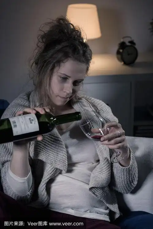 女人一个人喝闷酒