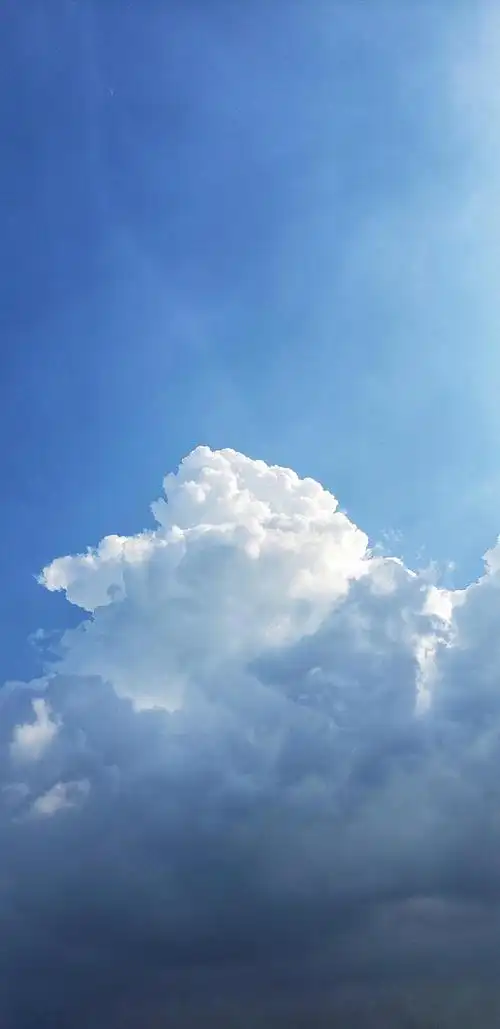 老家的云朵十分美丽像游客一般在明净的天空上飘来荡去