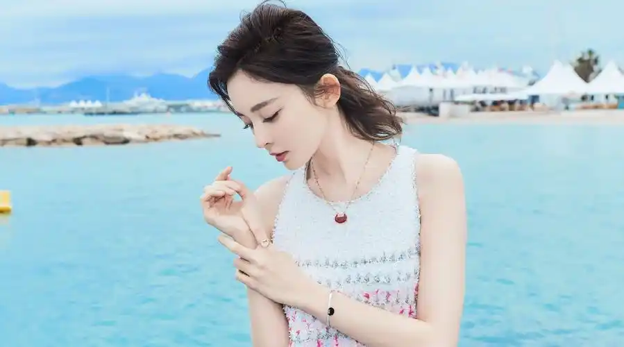 来自娜扎全球后援会 - 微博