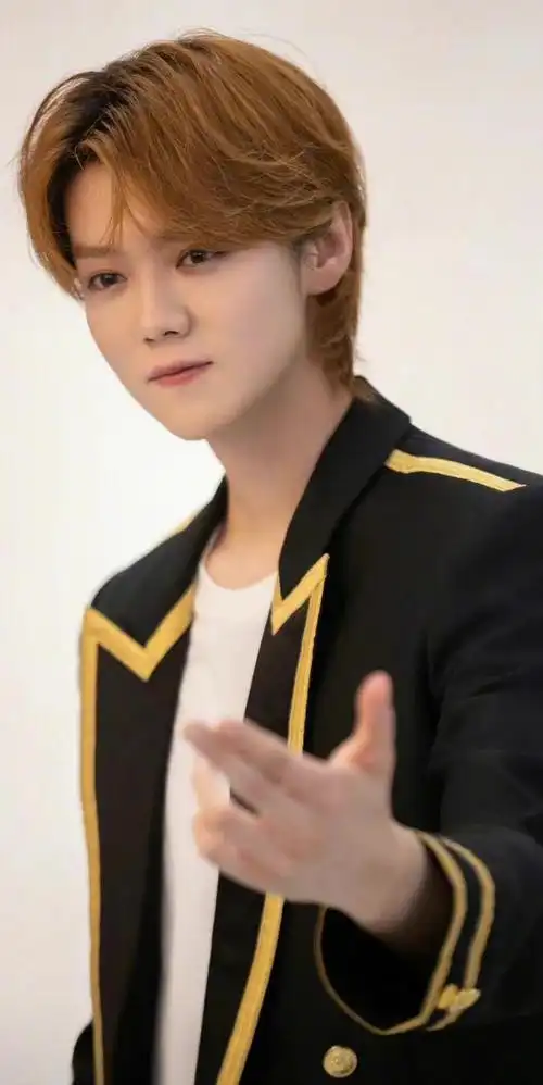 鹿晗制服花絮侧拍图!五官精致,帅气依旧!