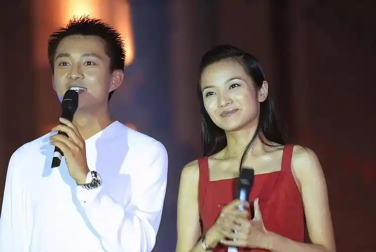 管彤:26岁进央视,41岁结婚,42岁当高龄产妇,今52岁被宠成公主_韩红