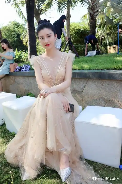 如今斓曦仍然坚持在演艺圈内努力营业,11月23日她在个人社交平台上发