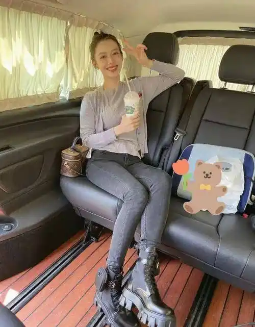 安以轩吉娜产后综艺首秀,两位辣妈同台比美,身材颜值不相上下_状态_生