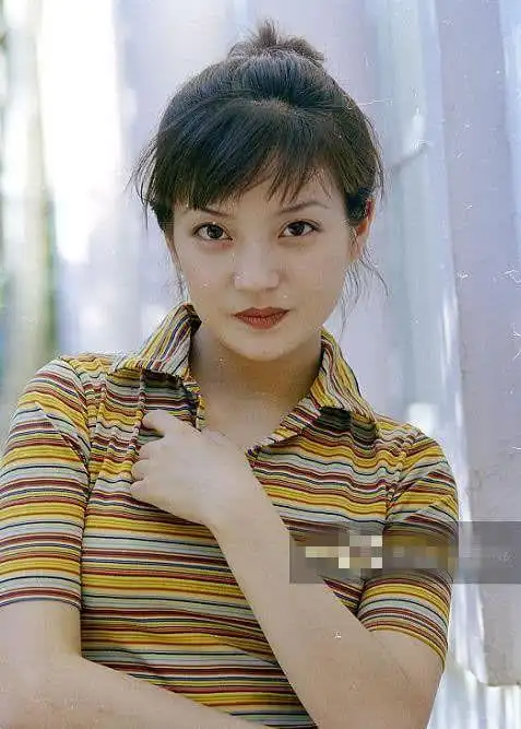 赵薇在年轻的时候就非常的受欢迎,因为在她上大学的时候,她就已经演过