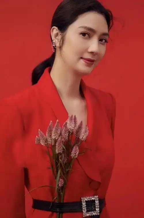 原创洪欣掌握财权美出新高穿红西装秀巴掌腰毕滢这次真比不过