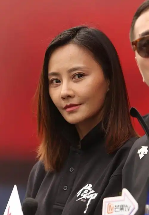 吴奇隆前妻马雅舒现身t恤配阔腿裤优雅大气淡妆出镜真像42岁