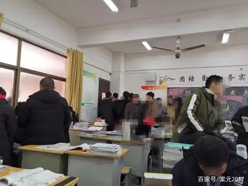 刚下课的热闹景象