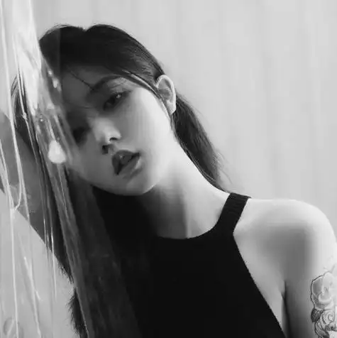 黑白现代美女头像图片高清 黑白气质女头像图片