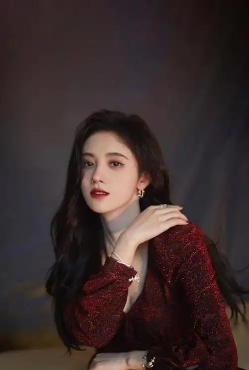 鞠婧祎依然很甜啊!白色露肩裙到长卷发,慵懒的样子太迷人