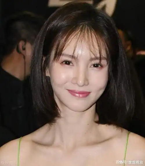 金晨早期的照片,肉嘟嘟的脸蛋,清纯,漂亮,一笑倾城.