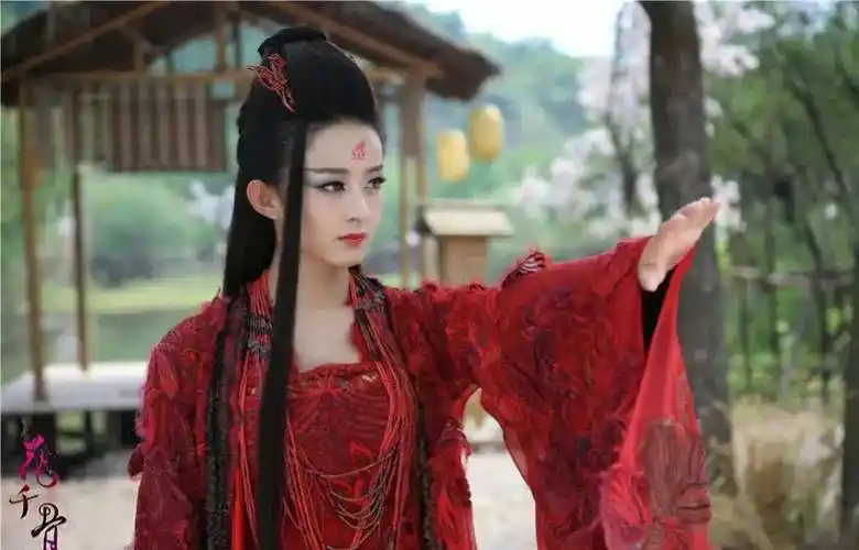 剧中黑化的花千骨,身穿一袭红衣,浓烈的妆容,搭配眼神里的疯狂和偏执