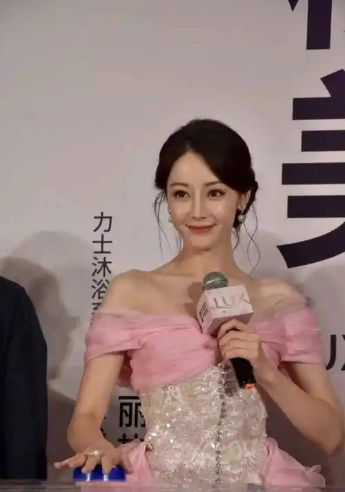 看了迪丽热巴线下活动的真实颜值,才知道普通人跟明星真的有壁